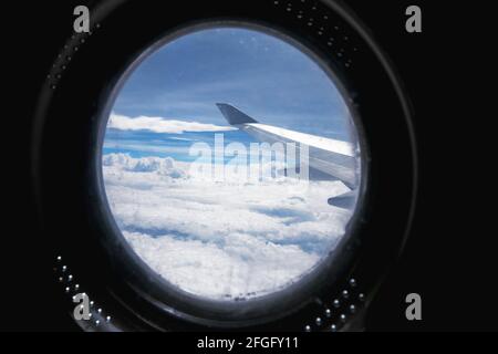 Scarico del carburante da parte del liner a causa di circostanze impreviste - preparativi per ritorno immediato all'aeroporto (atterraggio di emergenza/prioritario) Foto Stock