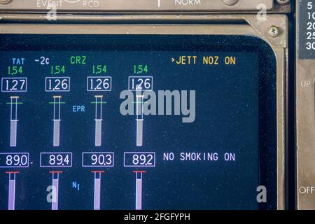 Scarico del carburante da parte del liner a causa di circostanze impreviste - preparativi per ritorno immediato all'aeroporto (atterraggio di emergenza/prioritario) Foto Stock