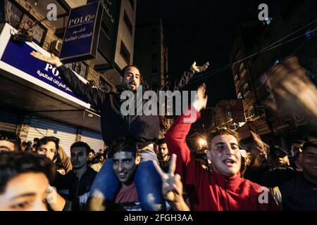 Gaza, Palestina. 24 Apr 2021. I palestinesi marciano, cantano slogan e prendono parte a un rally a sostegno della moschea al-Aqsa nella città di Gaza. I palestinesi hanno infuriato ieri sera a Gerusalemme occupata per l'undicesima notte di fila in protesta contro la polizia israeliana e le provocazioni e gli assalti dei coloni ai residenti della città, e si sono espansi per raggiungere la Cisgiordania e la striscia di Gaza. Credit: SOPA Images Limited/Alamy Live News Foto Stock