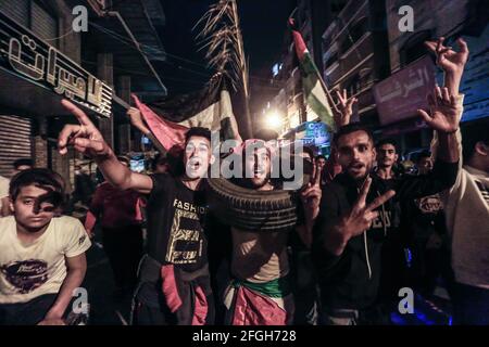 Gaza, Palestina. 24 Apr 2021. I palestinesi marciano, cantano slogan e prendono parte a un rally a sostegno della moschea al-Aqsa nella città di Gaza. I palestinesi hanno infuriato ieri sera a Gerusalemme occupata per l'undicesima notte di fila in protesta contro la polizia israeliana e le provocazioni e gli assalti dei coloni ai residenti della città, e si sono espansi per raggiungere la Cisgiordania e la striscia di Gaza. (Foto di Mahmoud Issa/SOPA Images/Sipa USA) Credit: Sipa USA/Alamy Live News Foto Stock