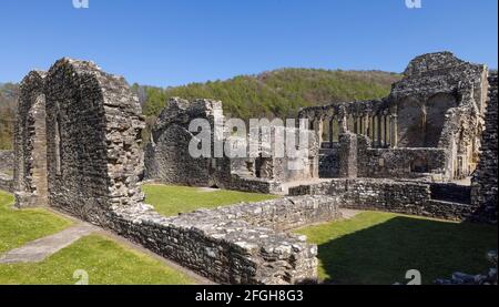 West Range, Monk's Kitchen e Refettory presso Tintern Abbey, Monboccuthshire, Galles, Regno Unito Foto Stock