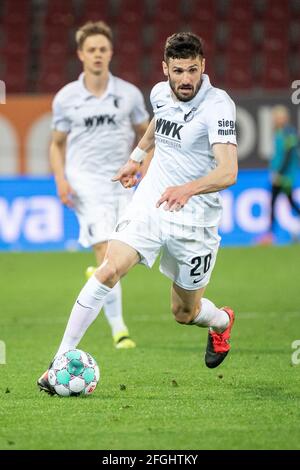 Augusta, Germania. 23 Apr 2021. Calcio: Bundesliga, FC Augusta - 1. FC Köln, Matchday 31 alla WWK Arena. Daniel Caligiuri del FC di Augusta gioca la palla. Credito: Matthias Balk/dpa - NOTA IMPORTANTE: In conformità con le norme del DFL Deutsche Fußball Liga e/o del DFB Deutscher Fußball-Bund, è vietato utilizzare o utilizzare fotografie scattate nello stadio e/o della partita sotto forma di sequenze fotografiche e/o serie fotografiche di tipo video./dpa/Alamy Live News Foto Stock