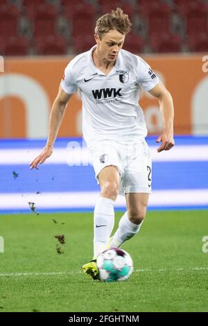 Augusta, Germania. 23 Apr 2021. Calcio: Bundesliga, FC Augusta - 1. FC Köln, Matchday 31 alla WWK Arena. Robert Gumny del FC Augusta gioca la palla. Credito: Matthias Balk/dpa - NOTA IMPORTANTE: In conformità con le norme del DFL Deutsche Fußball Liga e/o del DFB Deutscher Fußball-Bund, è vietato utilizzare o utilizzare fotografie scattate nello stadio e/o della partita sotto forma di sequenze fotografiche e/o serie fotografiche di tipo video./dpa/Alamy Live News Foto Stock