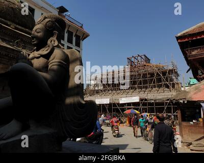 Kathmandu, Bagmati, Nepal. 25 Apr 2021. La gente visiit il luogo di ricostruzione del tempio di Kastamandap, completamente distrutto duirng il terremoto massiccio 2015 a Kathmandu, Nepal il 25 aprile 2021. Il Nepal di domenica ha segnato il sesto anniversario di un devastante terremoto che ha ucciso quasi 9,000 persone e ha lasciato milioni di senzatetto di credito: Sunil Sharma/ZUMA Wire/Alamy Live News Foto Stock