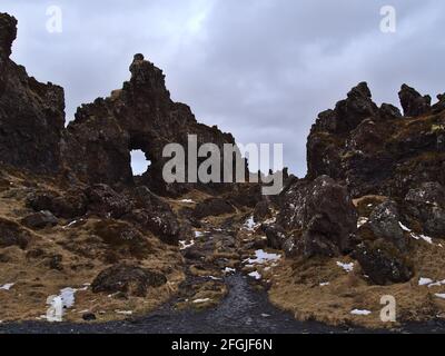 Bella vista delle formazioni rocciose vulcaniche (arco naturale) sulla spiaggia di Djúpalónssandur sulla costa occidentale della penisola di Snæfellsnes, Islanda in inverno. Foto Stock