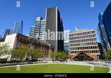 Skyline della città con Aldgate Square e Sir John Cass's Foundation Primary School in primo piano, Aldgate Square, City of London, Regno Unito Foto Stock