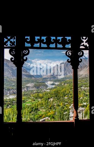 Una vista panoramica della valle di Nagar Hunza e del fiume Hunza con la montagna Rakaposhi nella catena del Karakoram, vista dalle finestre balconate del forte Baltit. Karimabad, Gi Foto Stock