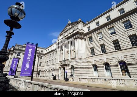 Somerset House, New Wing, Strand, Lancaster Place e Waterloo Bridge, Londra, Regno Unito Foto Stock