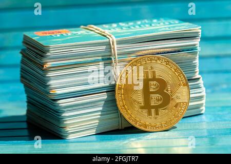 Moneta bitcoin oro e una pila di vecchie carte di credito, un sacco di carte di debito. Crypto Currency Blockchain risorse digitali decentralizzate, senza contanti mondo transac Foto Stock