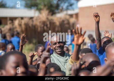 Mzuzu, Malawi. 30-05-2018. Ritratto di un ragazzo nero sorridente dopo aver terminato la giornata scolastica prima di tornare a casa in Malawi Foto Stock