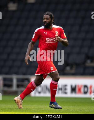 Milton Keynes, Regno Unito. 24 Apr 2021. Anthony Grant di Swindon Town durante la Sky Bet League 1 dietro la partita a porte chiuse tra MK Dons e Swindon Town allo stadio:mk, Milton Keynes, Inghilterra, il 24 aprile 2021. Foto di Andy Rowland. Credit: Prime Media Images/Alamy Live News Foto Stock