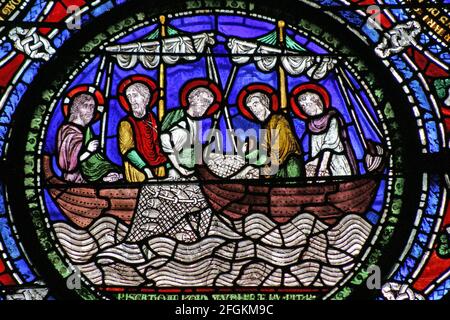 13th secolo vetrata raffigurante la miracolosa Draft of Fishes, Poor Man's Bible Window, Canterbury Cathedral Kent Inghilterra Foto Stock