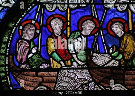 13th secolo vetrata raffigurante la miracolosa Draft of Fishes, Poor Man's Bible Window, Canterbury Cathedral Kent Inghilterra Foto Stock