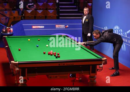 David Gilbert dell'Inghilterra gioca un colpo durante il 9° giorno del Betfred World Snooker Championships 2021 al Crucible, Sheffield. Data immagine: Domenica 25 aprile 2021. Foto Stock