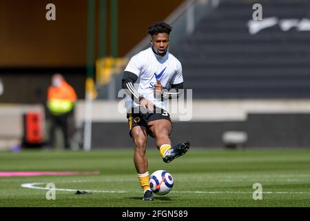 Wolverhampton, Regno Unito. 25 Apr 2021. Adama Traore n. 37 di Wolverhampton Wanderers si è scaldato prima della partita a Wolverhampton, Regno Unito, il 25/2021. (Foto di Simon Whitehead/News Images/Sipa USA) Credit: Sipa USA/Alamy Live News Foto Stock