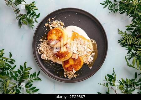 Frittelle al curdo con caramello salato e yogurt Foto Stock