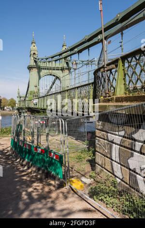 Recinzione che circonda un ponte di Hammersmith molto chiuso sul fiume Tamigi nella parte ovest di Londra, Inghilterra, Regno Unito Foto Stock