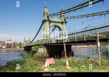 Sentiero chiuso sul ponte Hammersmith sul Tamigi a ovest di Londra, Inghilterra, Regno Unito Foto Stock