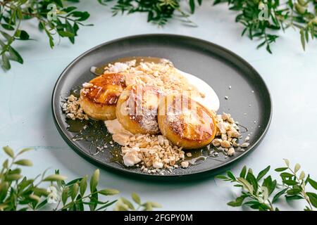 Frittelle al curdo con caramello salato e yogurt Foto Stock