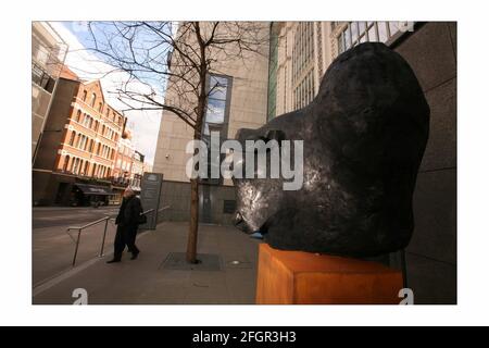 Una scultura di un minotauro a Covent Garden a Londra 8 aprile 2008. La scoperta della scultura è in coincidenza con l'ultima opera di Harrison Birtwistle, "The Minotaur". Fotografia di David Sandison the Independent Foto Stock