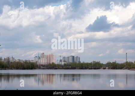 Ucraina, Kiev - 21 aprile 2021: Eco Park Osokorky vista paesaggio Foto Stock