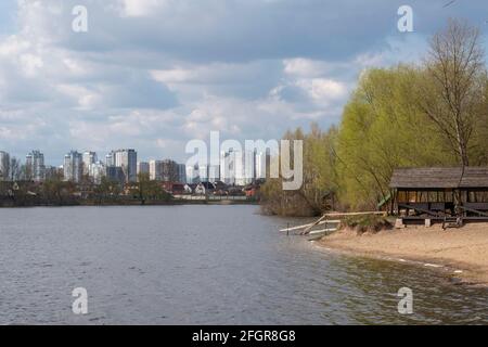 Ucraina, Kiev - 21 aprile 2021: Eco Park Osokorky vista paesaggio Foto Stock