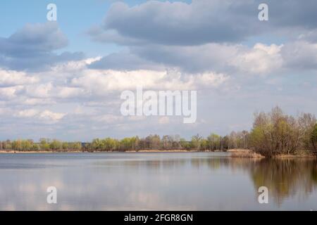 Ucraina, Kiev - 21 aprile 2021: Eco Park Osokorky vista paesaggio Foto Stock