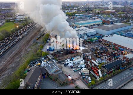 Leeds UK, 24 aprile 2021: Foto aerea di un grande incendio in un cantiere di rottami nella città di Hunslet a Leeds West Yorkshire, nel Regno Unito, che mostra i vigili del fuoco Foto Stock