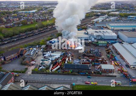 Leeds UK, 24 aprile 2021: Foto aerea di un grande incendio in un cantiere di rottami nella città di Hunslet a Leeds West Yorkshire, nel Regno Unito, che mostra i vigili del fuoco Foto Stock