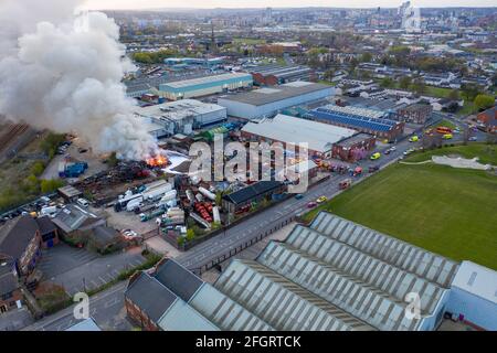 Leeds UK, 24 aprile 2021: Foto aerea di un grande incendio in un cantiere di rottami nella città di Hunslet a Leeds West Yorkshire, nel Regno Unito, che mostra i vigili del fuoco Foto Stock