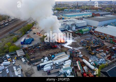 Leeds UK, 24 aprile 2021: Foto aerea di un grande incendio in un cantiere di rottami nella città di Hunslet a Leeds West Yorkshire, nel Regno Unito, che mostra i vigili del fuoco Foto Stock