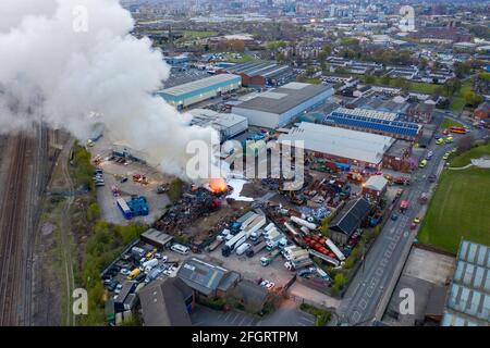 Leeds UK, 24 aprile 2021: Foto aerea di un grande incendio in un cantiere di rottami nella città di Hunslet a Leeds West Yorkshire, nel Regno Unito, che mostra i vigili del fuoco Foto Stock