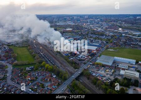 Leeds UK, 24 aprile 2021: Foto aerea di un grande incendio in un cantiere di rottami nella città di Hunslet a Leeds West Yorkshire, nel Regno Unito, che mostra i vigili del fuoco Foto Stock