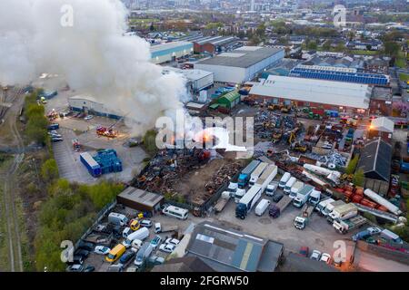 Leeds UK, 24 aprile 2021: Foto aerea di un grande incendio in un cantiere di rottami nella città di Hunslet a Leeds West Yorkshire, nel Regno Unito, che mostra i vigili del fuoco Foto Stock