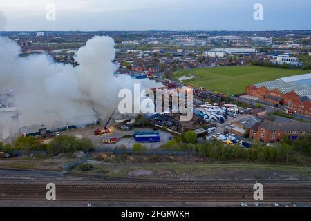 Leeds UK, 24 aprile 2021: Foto aerea di un grande incendio in un cantiere di rottami nella città di Hunslet a Leeds West Yorkshire, nel Regno Unito, che mostra i vigili del fuoco Foto Stock