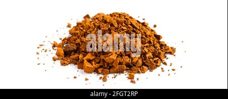 chaga mushroom. un mucchio di piccoli pezzi naturale selvatico betulla fungo chaga isolato su sfondo bianco. banner Foto Stock