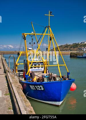 Un pescatore si prepara a sbarcare un pescato dalla barca da pesca Sam Lewette II (MT 123) ormeggiata a Maryport sulla costa Solway a Cumbria, Regno Unito. Foto Stock