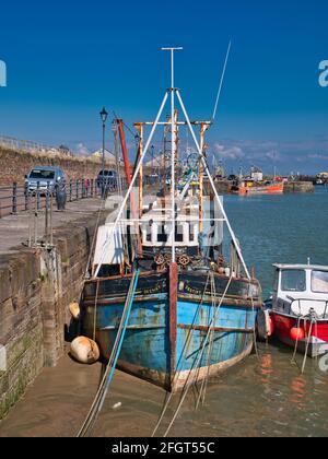 Una vecchia barca da pesca ormeggiata a Maryport sulla Solway Coast a Cumbria, Regno Unito. Una giornata di sole in primavera. Foto Stock