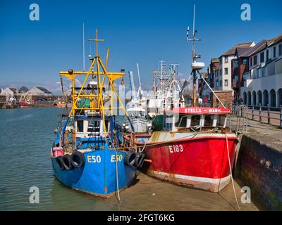 Due barche da pesca ormeggiate a Maryport sulla Solway Coast a Cumbria, Regno Unito. Una giornata di sole in primavera. Foto Stock