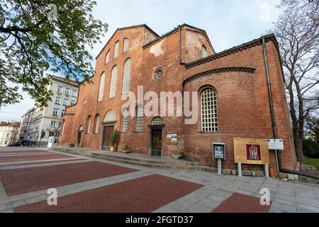 Sofia, Bulgaria - 24 aprile 2021: Vista della chiesa di Santa Sofia e del monumento del Milite Ignoto a Sofia, Bulgaria, Bulgaria - 24 aprile 202 Foto Stock