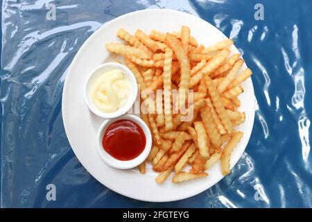 Patatine fritte o patate fritte con salsa di pomodoro e maionese per servire Foto Stock