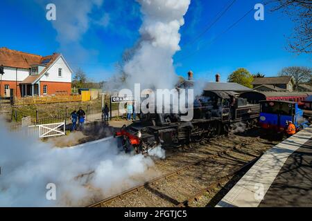 BR Ivatt Class 2MT 2-6-0 No. 46447 locomotiva si stira fuori dalla stazione di Cranmore, Somerset, sulla East Somerset Railway, durante il loro primo fine settimana di gala a vapore come faciliti di blocco. Data immagine: Domenica 25 aprile 2021. Foto Stock