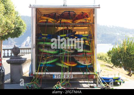 Galizia, Spagna - 4 agosto 2020: Una pila di tavole da surf e attrezzature sportive con il guinzaglio immagazzinato in un furgone, vicino alla spiaggia di San Antonio, Espasante, Foto Stock