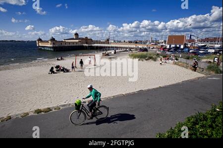 Il porto, con bagno freddo casa, nella città di Varberg. Foto Stock