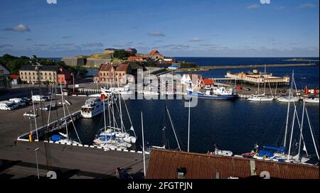 La città di Varberg con il porto e la fortezza di Varberg sullo sfondo. Foto Stock