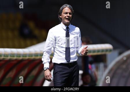 Benevento, Italia. 25 Apr 2021. Filippo Inzaghi allenatore di Benevento Calcio reagisce durante la Serie UNA partita di calcio tra Benevento Calcio e Udinese Calcio allo stadio Ciro Vigorito di Benevento (Italia), 25 aprile 2021. Photo Cesare Purini/Insifefoto Credit: Insifefoto srl/Alamy Live News Foto Stock