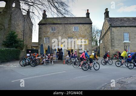 All'aperto socializzando Masham Yorkshire Inghilterra UK Foto Stock