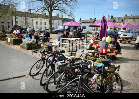All'aperto socializzando Masham Yorkshire Inghilterra UK Foto Stock