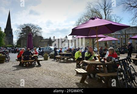 All'aperto socializzando Masham Yorkshire Inghilterra UK Foto Stock