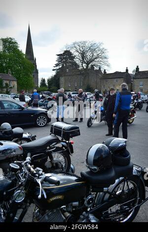 All'aperto socializzando Masham Yorkshire Inghilterra UK Foto Stock
